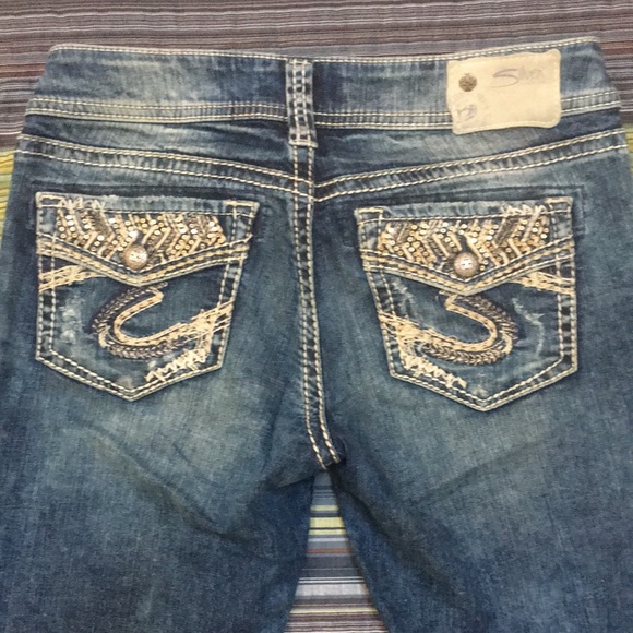 Silver Jeans Denim - Silver Jeans Suki Embellished Distressed Mid Rise Super Stretch Capri W28 L23
